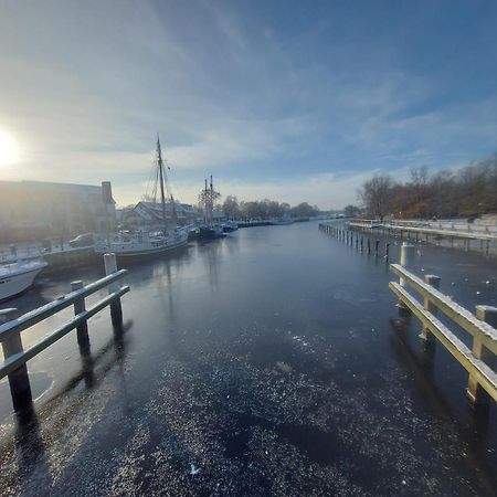 Hochwertige Ferienwohnung Direkt Am Wasser Mit Balkon Greifswald Buitenkant foto
