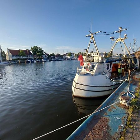 Hochwertige Ferienwohnung Direkt Am Wasser Mit Balkon Greifswald Buitenkant foto