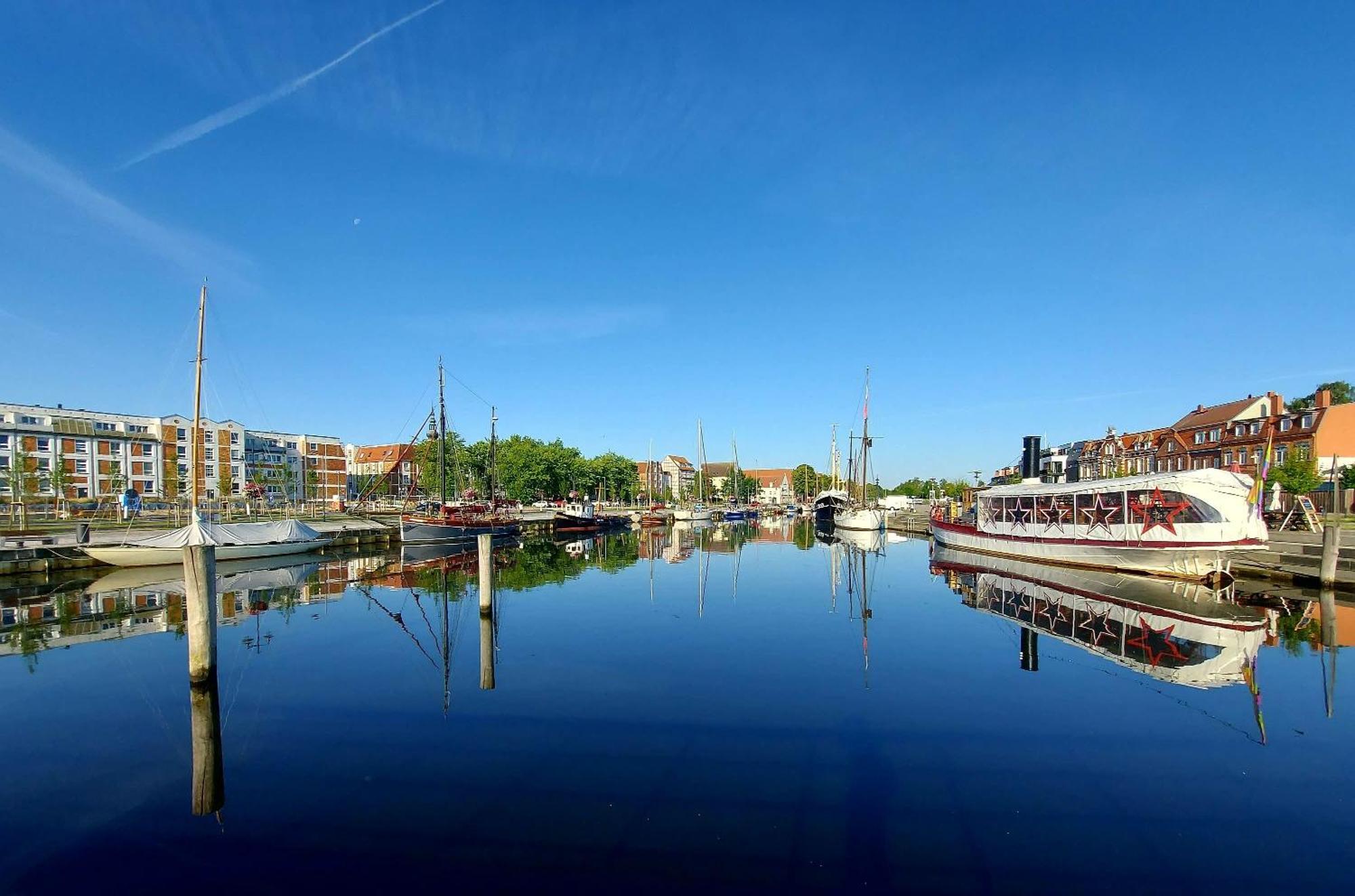 Hochwertige Ferienwohnung Direkt Am Wasser Mit Balkon Greifswald Buitenkant foto