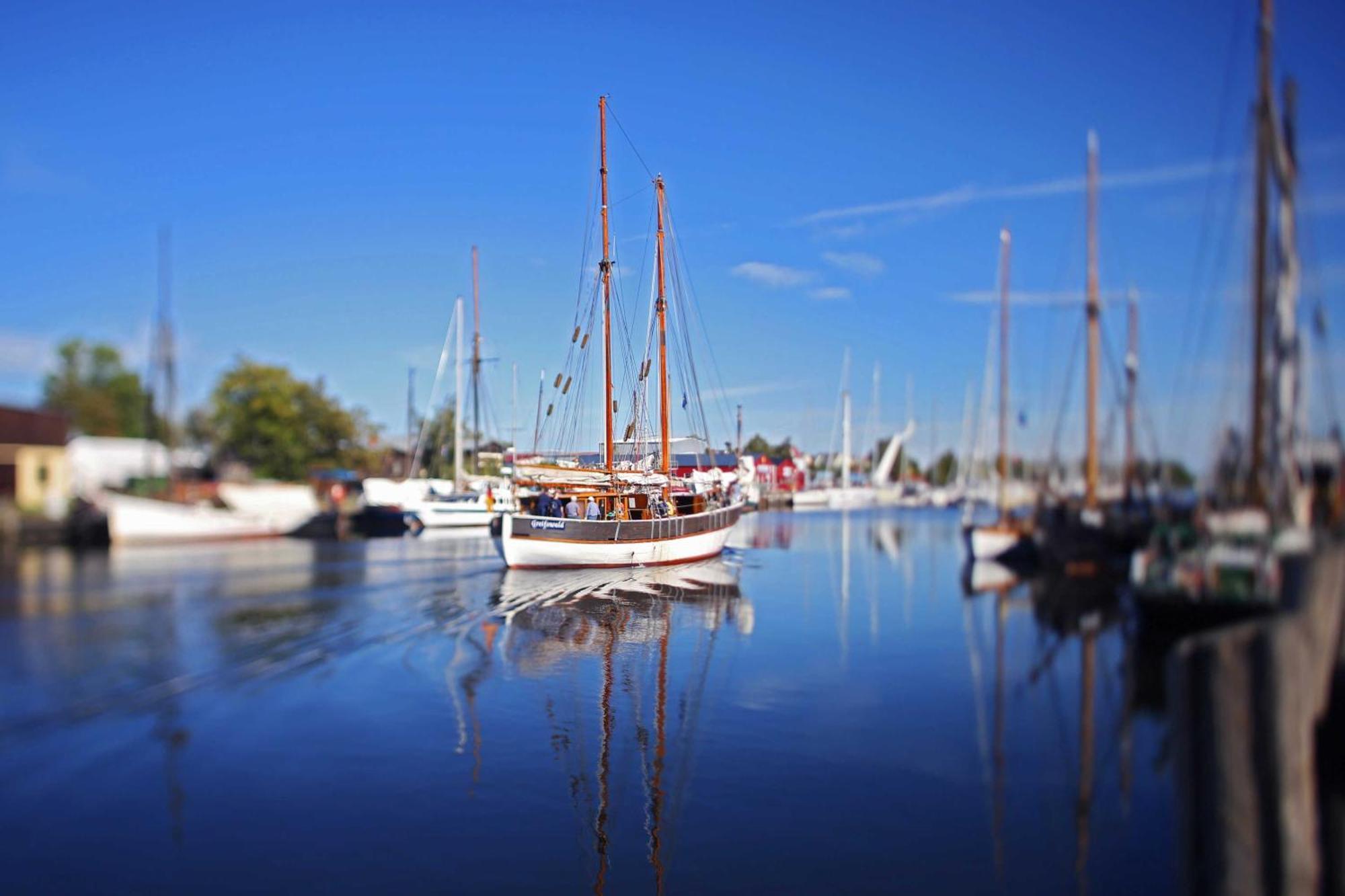 Hochwertige Ferienwohnung Direkt Am Wasser Mit Balkon Greifswald Buitenkant foto