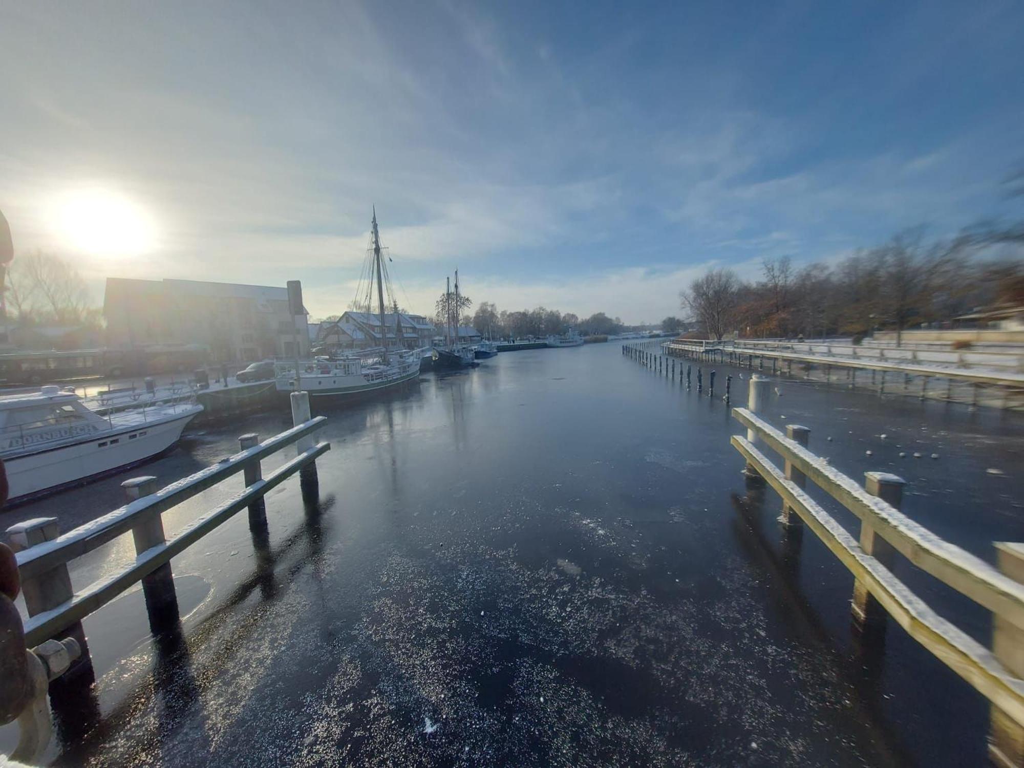 Hochwertige Ferienwohnung Direkt Am Wasser Mit Balkon Greifswald Buitenkant foto