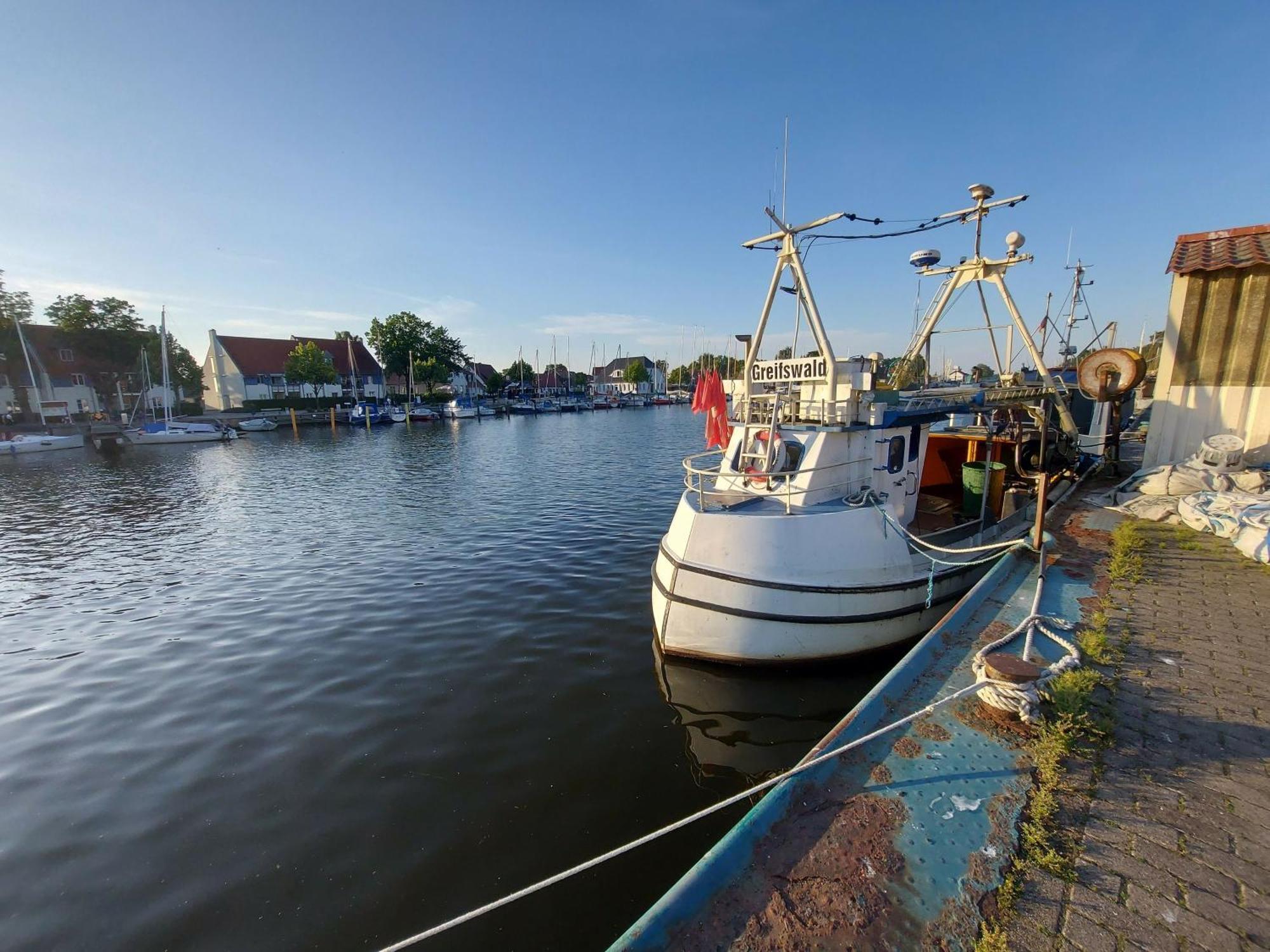 Hochwertige Ferienwohnung Direkt Am Wasser Mit Balkon Greifswald Buitenkant foto