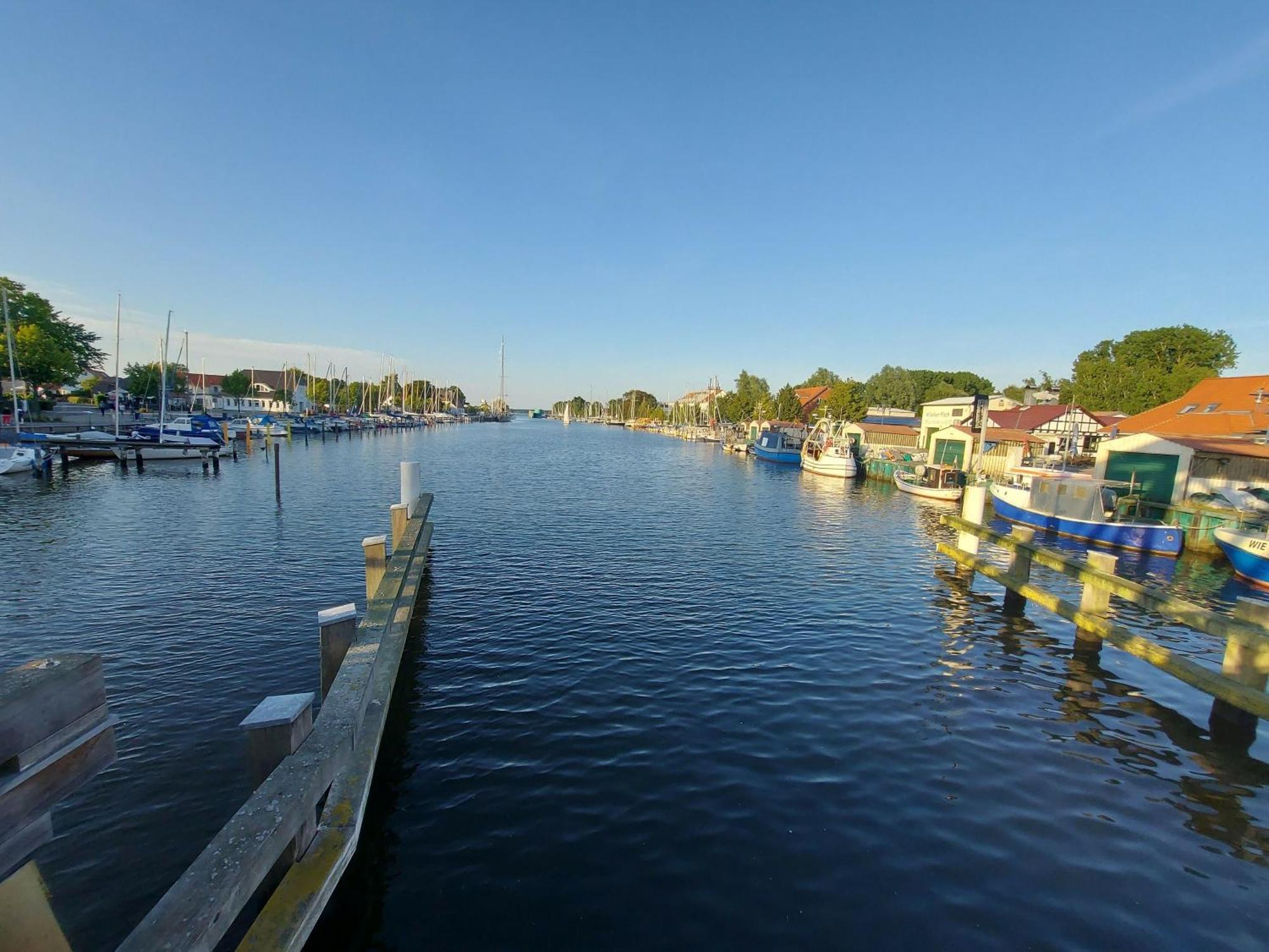 Hochwertige Ferienwohnung Direkt Am Wasser Mit Balkon Greifswald Buitenkant foto