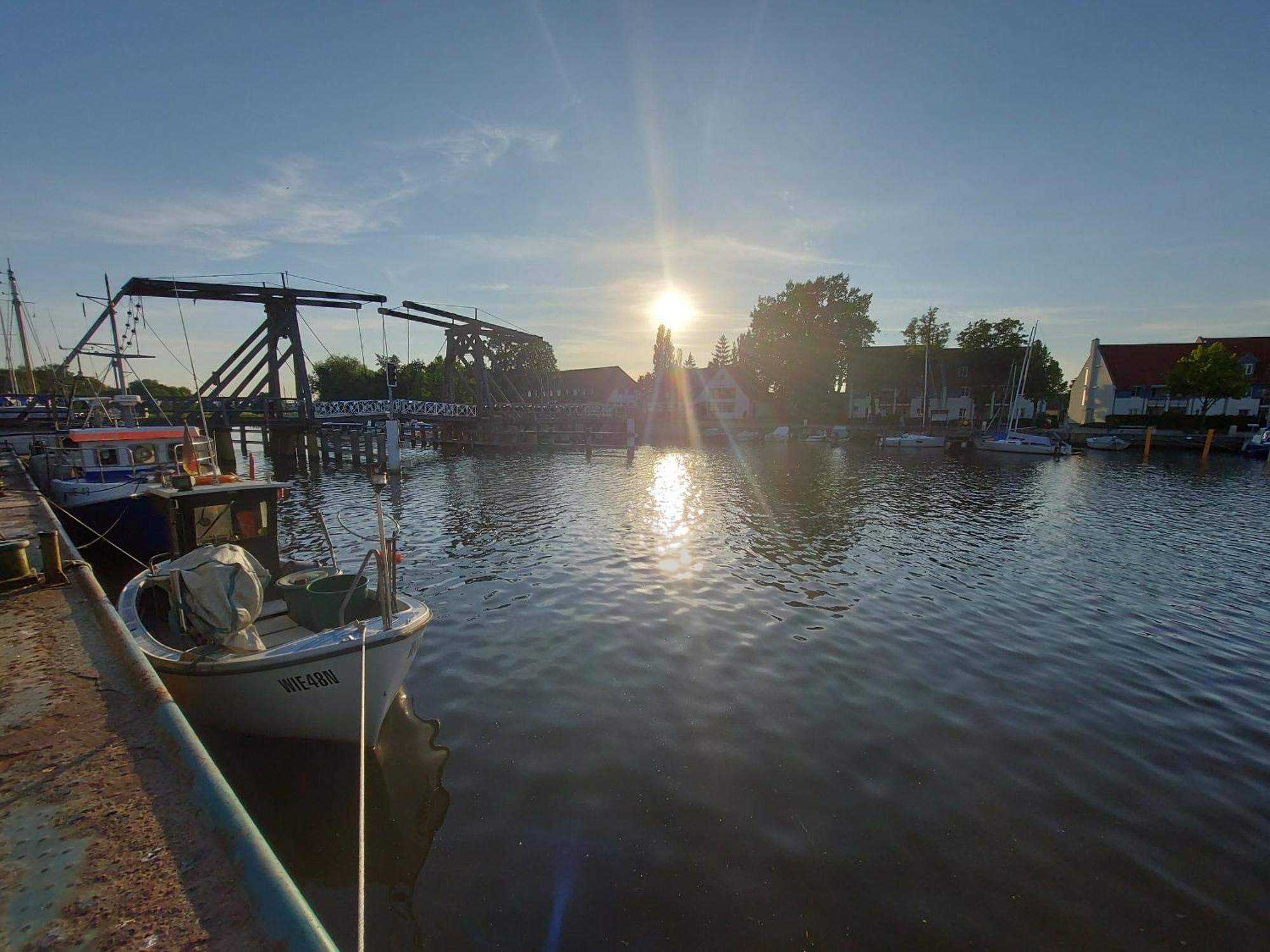 Hochwertige Ferienwohnung Direkt Am Wasser Mit Balkon Greifswald Buitenkant foto