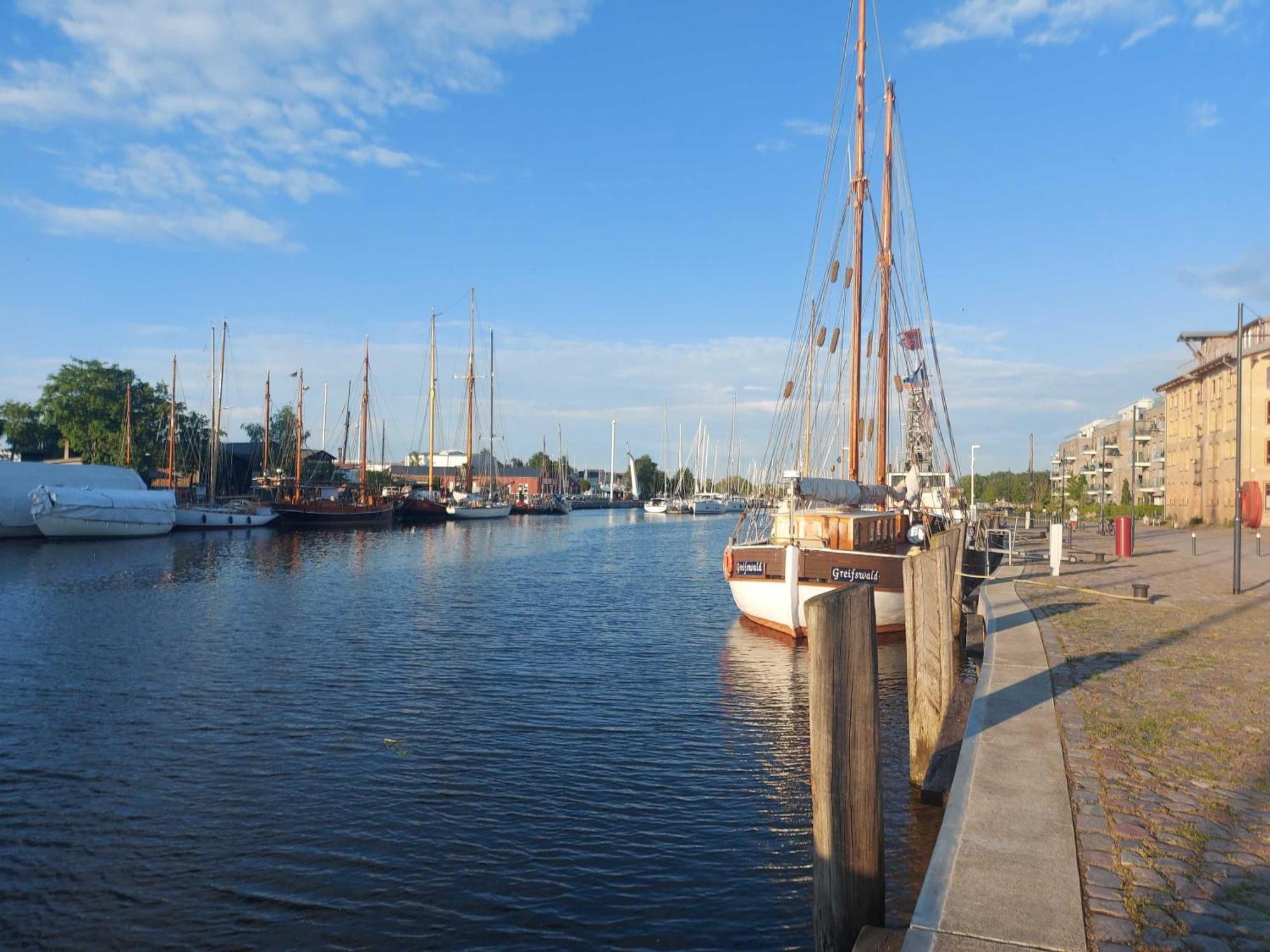 Hochwertige Ferienwohnung Direkt Am Wasser Mit Balkon Greifswald Buitenkant foto