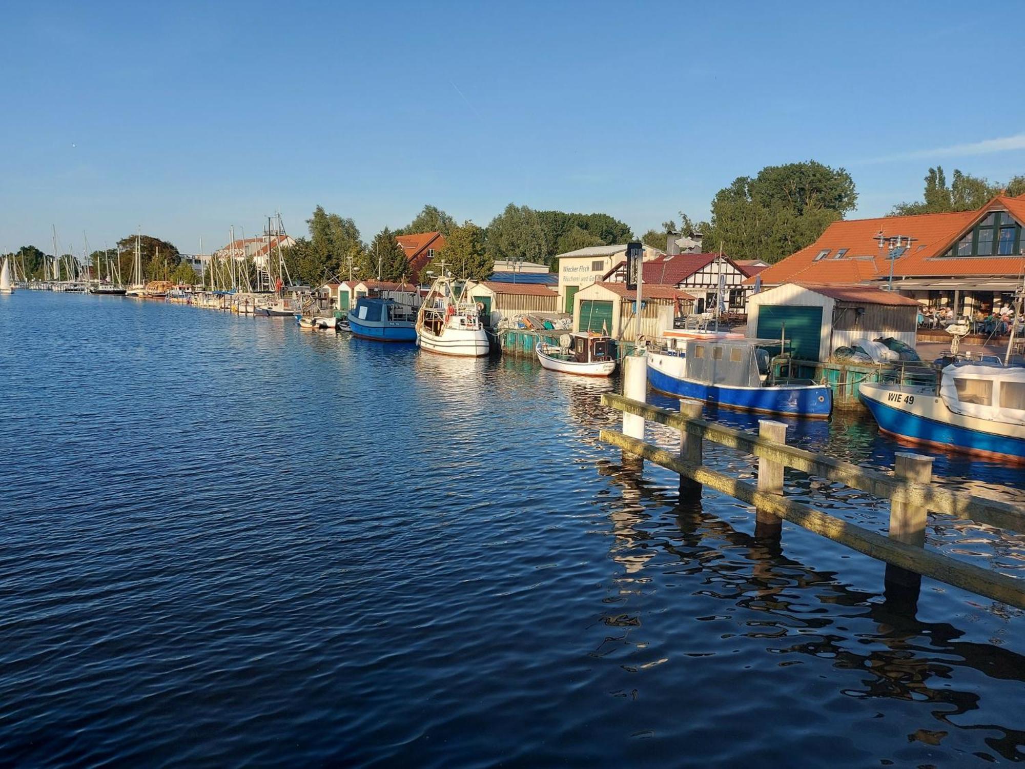 Hochwertige Ferienwohnung Direkt Am Wasser Mit Balkon Greifswald Buitenkant foto